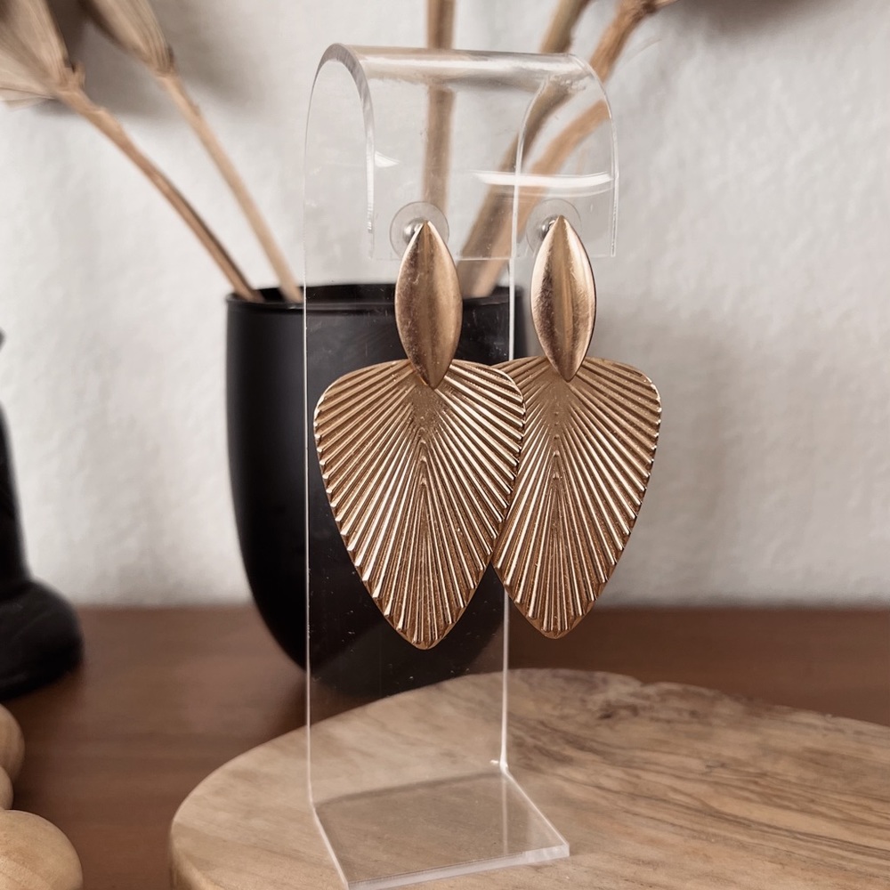 SOLD OUT ❌ GOLD FAN LEAF STATEMENT EARRINGS - Picture 2 of 3